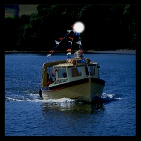 Excursion vessel less than 7m & 7kts showing all-round mast light